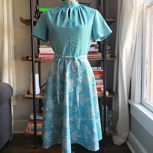 Vintage 1970s Blue White Patterned Fit and Flare Dress Keyhole Neckline Sz Small